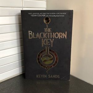 📚3/$18 The Blackthorn Key paperback